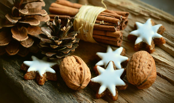 Cinnamon stars and pine cones